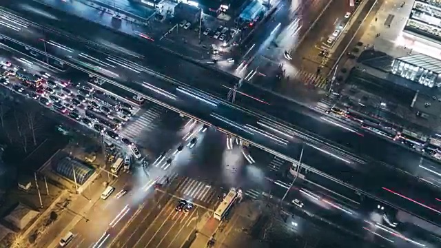 T/L CU HA ZI北京夜间交通鸟瞰图视频素材
