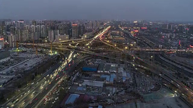 T/L WS HA TU路交叉口，四惠桥。白天和晚上的过渡/北京，中国视频素材