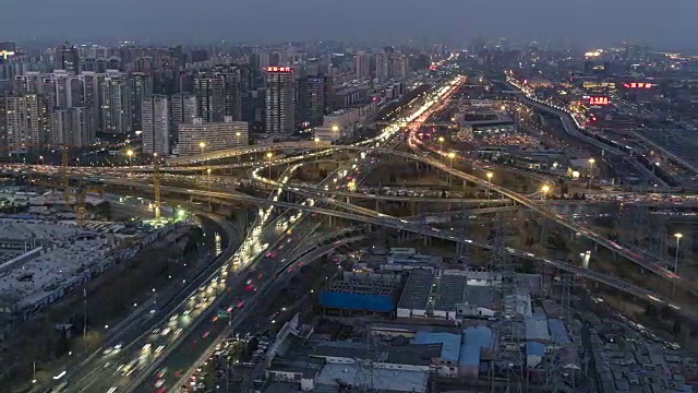 T/L WS下潘路交叉口，四惠桥。白天和晚上的过渡/北京，中国视频下载
