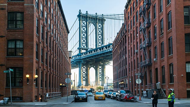 曼哈顿桥和布鲁克林褐石建筑的时间流逝视频下载