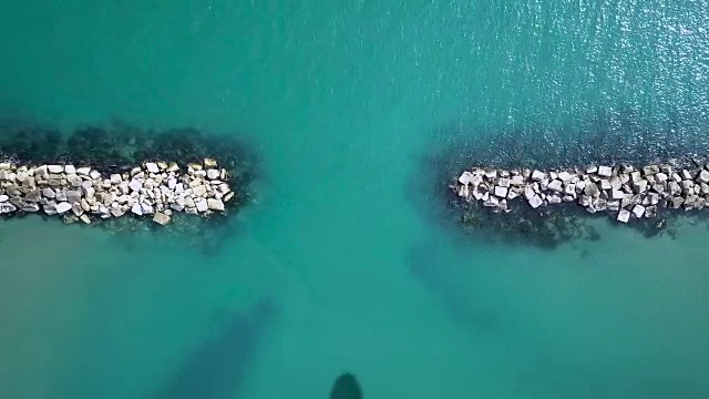 海面上的飞机阴影视频素材