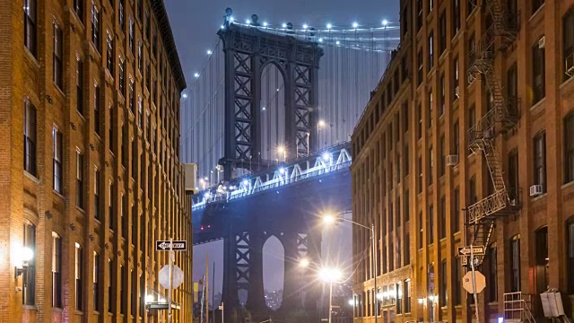 曼哈顿桥和布鲁克林褐石建筑的夜晚视频下载