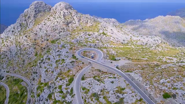 西班牙马略卡岛，Sa Calobra - Serra de Tramuntana附近带发夹弯的山脉视频下载