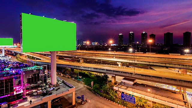 黄昏时分马路上的绿屏广告广告牌视频素材