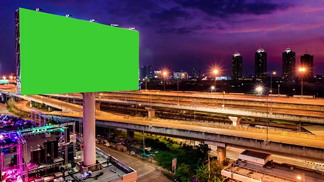 黄昏时分马路上的绿屏广告广告牌视频下载