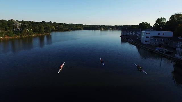 一群划手在康涅狄格的西港视频素材