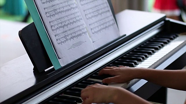 女孩的手放在钢琴上视频下载