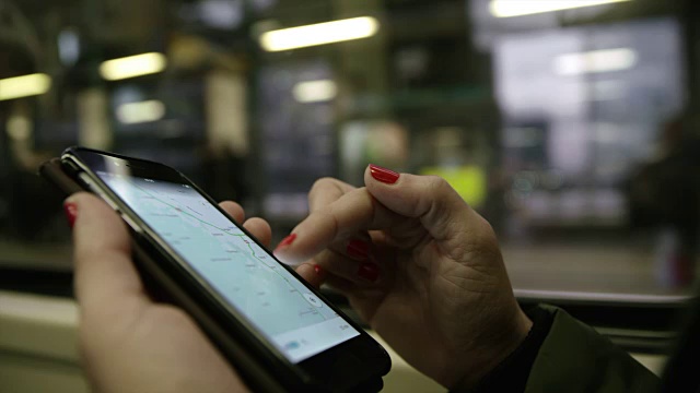 一名在火车上使用智能手机的女子视频下载