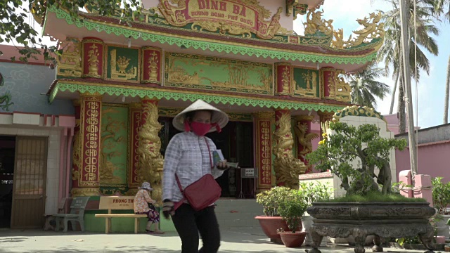 一名越南妇女离开定巴寺庙视频素材