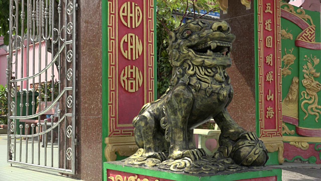 定巴庙里的狮子雕像视频素材
