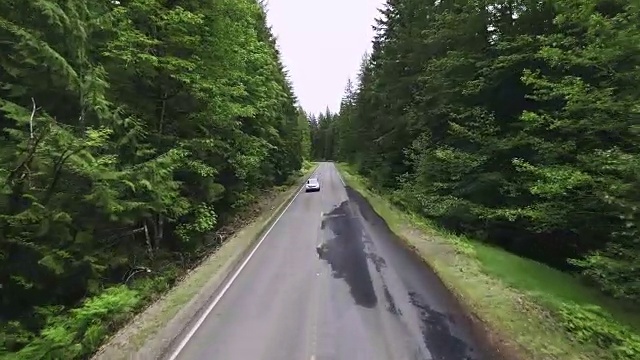 小型越野车行驶在孤立的道路上视频下载