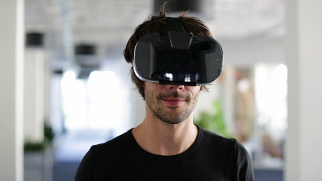 商人使用虚拟现实眼镜视频下载