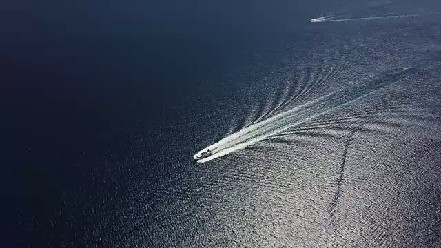 一艘船在海上航行的无人机鸟瞰图视频下载