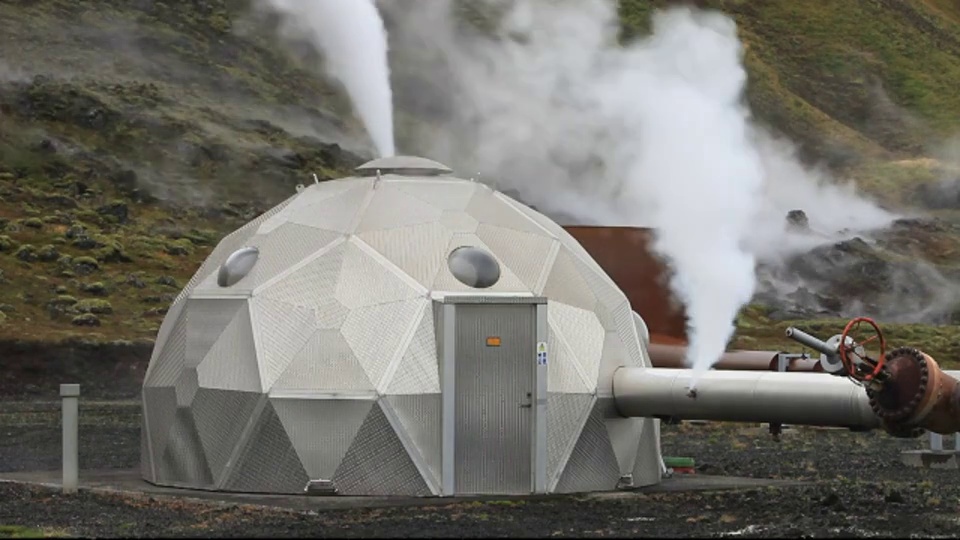 位于冰岛亨吉尔的Hellisheidi地热电站是世界第二大地热电站。它很快将拥有300兆瓦的发电能力。它还通过管道向雷克雅未克提供热水，用于室内供暖视频下载