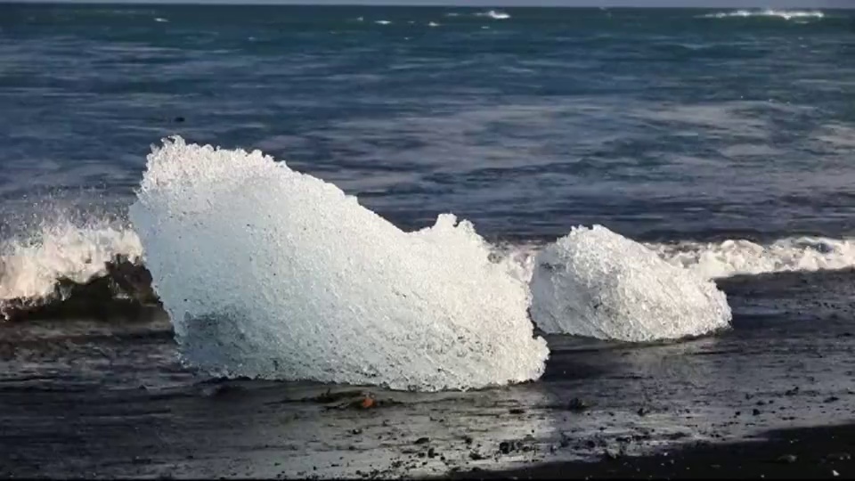 Jokulsarlon冰泻湖海滩上正在融化的冰，这是冰岛最受欢迎的地方之一。它是由从瓦特纳冰川帽上掠过的布赖德默库尔冰川的快速退缩造成的视频下载