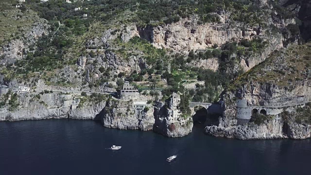 阿马尔菲海岸Furore峡湾的无人机鸟瞰图视频下载