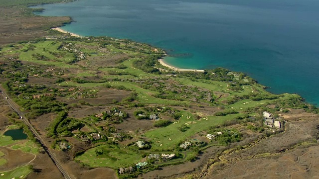 鸟瞰图的高尔夫球场和海滩度假村在南科哈拉区夏威夷的大岛。视频素材