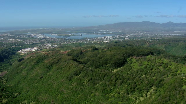 珍珠港鸟瞰图，在远处的瓦胡岛背风海岸。视频下载