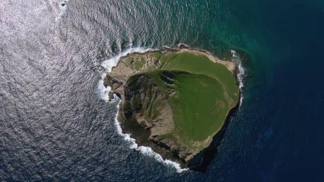 马纳那岛令人惊叹的鸟瞰图，这是瓦胡岛迎风海岸附近的一个小岛。视频素材