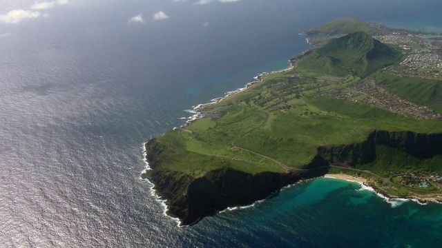 从空中拍摄的瓦胡岛东南端的马卡普角和科科火山口。视频下载