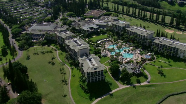 夏威夷西毛伊岛的丽思卡尔顿卡帕鲁阿酒店鸟瞰图。视频素材