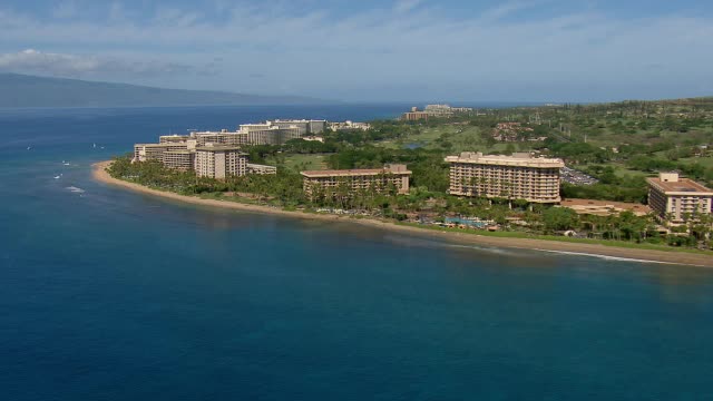 夏威夷西毛伊岛风景秀丽的卡阿纳帕里海岸线上遍布着海滨酒店和度假村。视频素材