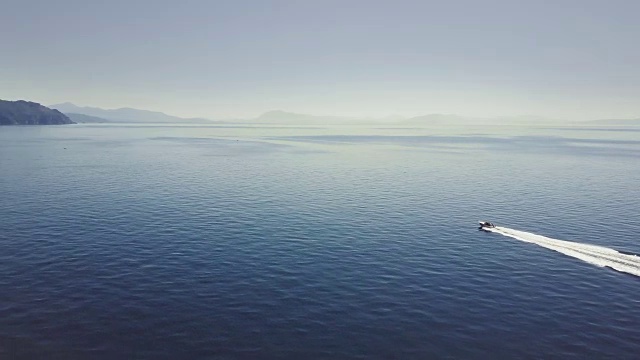 一艘船在阿马尔菲海岸外航行的无人机鸟瞰图视频下载