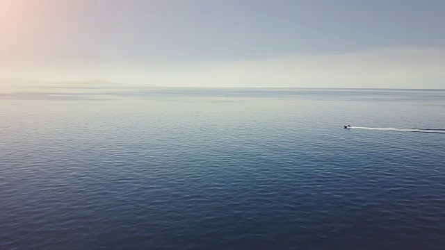 一艘船在阿马尔菲海岸外航行的无人机鸟瞰图视频下载