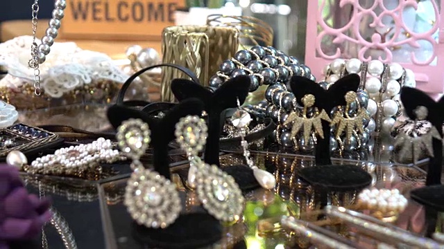 名牌服装店的珠宝和珍贵礼品视频下载