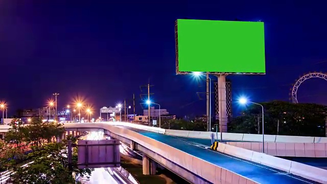 黄昏时分马路上的绿屏广告广告牌视频素材