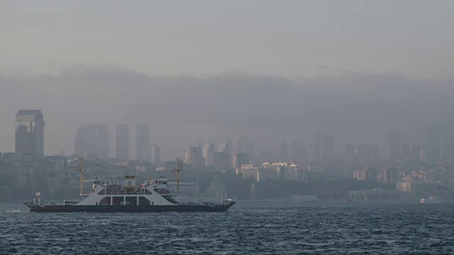 伊斯坦布尔附近经过博斯普鲁斯海峡的船只视频下载