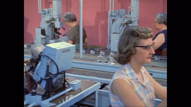 潘女士在美国工厂工作的女工视频素材