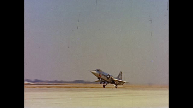 美国空军飞机从跑道起飞/美国视频素材