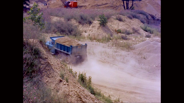 WS PAN泥土装载的1959年雪佛兰卡车在土路上行驶/美国视频素材