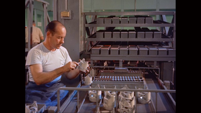在美国工厂生产线上检查的MS Man视频素材