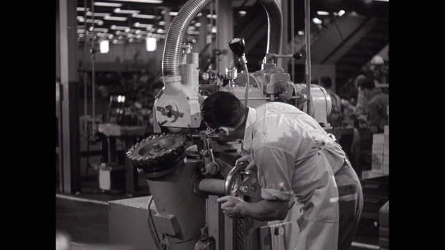 MS Man在工厂/美国操作机器视频素材