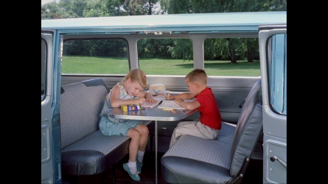MS儿童坐在和绘画在货车/美国视频素材