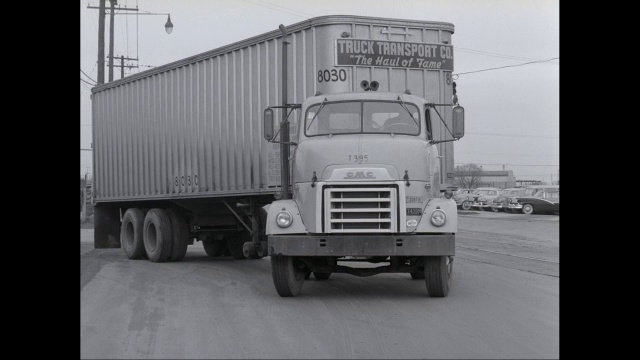 WS POV在道路上驾驶卡车的人/美国视频下载