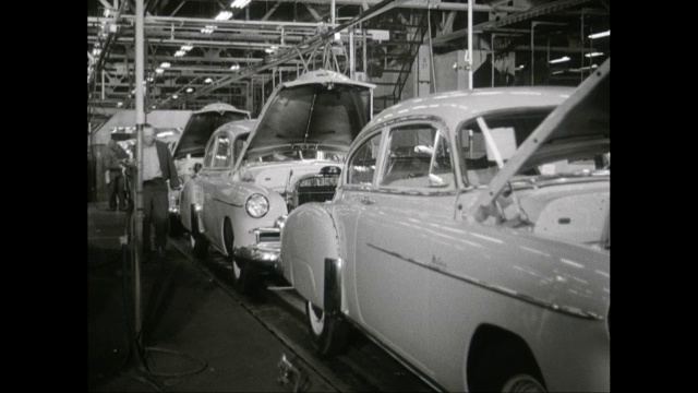 工人在工厂/美国的装配线上检查汽车视频素材