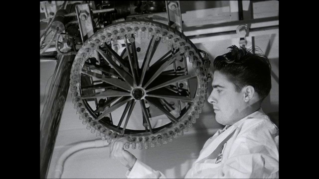 MS Scientist fixing test tubes on wheel - shaped machine /美国视频素材