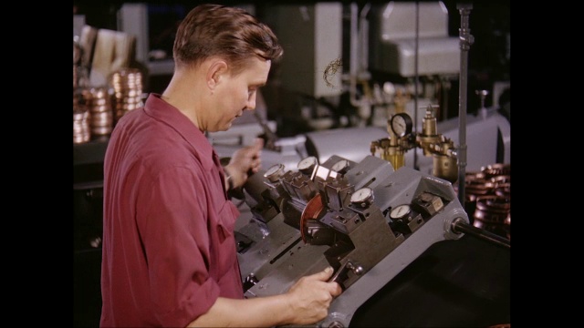 MS Man在工厂/美国从事机械工作视频素材