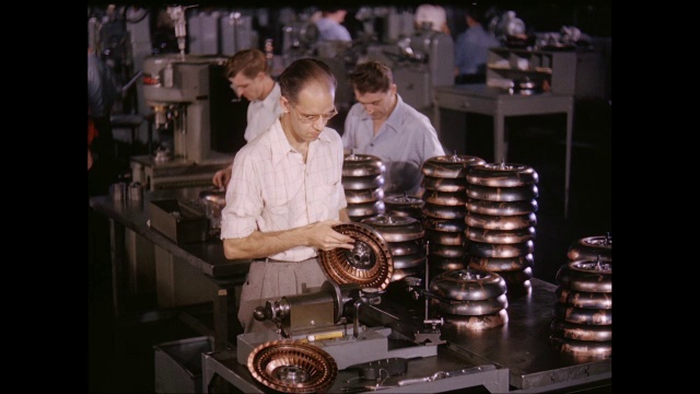 在工厂/美国从事机械工作的男人视频素材
