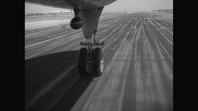 飞机轮子从跑道起飞/美国视频素材