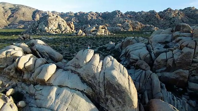 空中少年站在岩石山顶视频下载