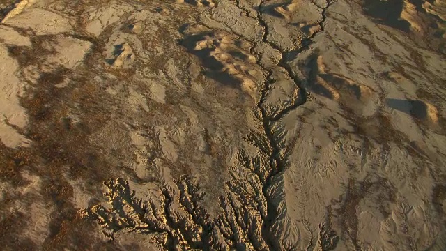 在大本德国家，德克萨斯州干涸的井溪arroyos俯瞰。视频素材
