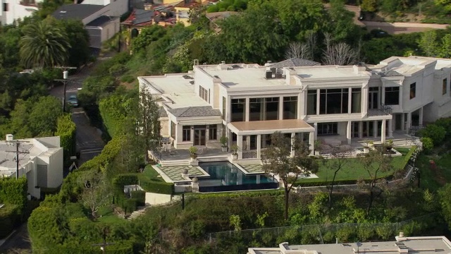 加州洛杉矶——2011年3月30日:好莱坞山金莺路9161号的别墅，大约2011年嘻哈大亨Dr Dre的家。视频下载