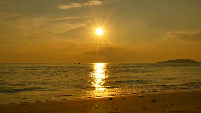 夏日海滩在日落剪影视频下载