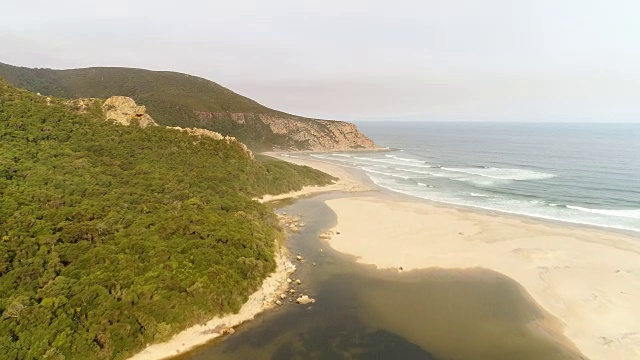 湖泊与海洋的鸟瞰图视频下载