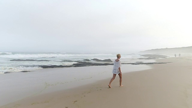 南非一名年轻女子在海滩上散步，4千块视频素材