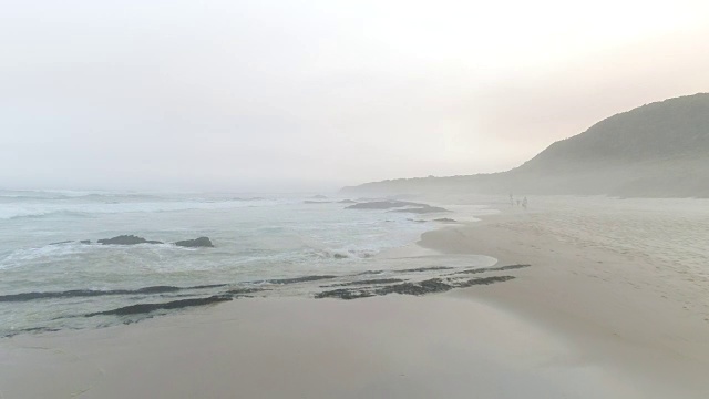 一名年轻女子在海滩上散步视频下载